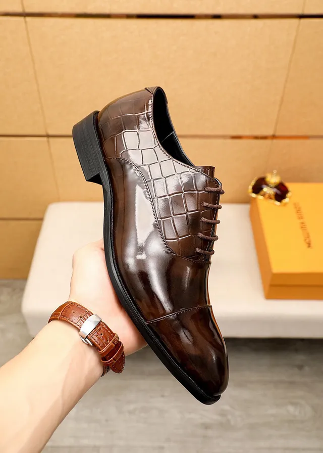 Louis Vuitton Sapatos Oxford de bico de gorra embossado crocodilo marrom 4