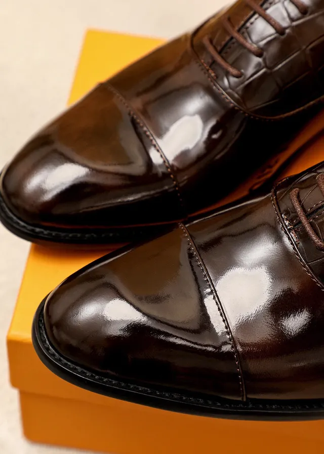 Louis Vuitton Sapatos Oxford de bico de gorra embossado crocodilo marrom 7