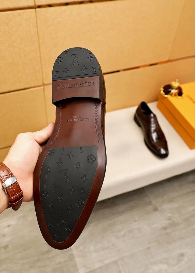 Louis Vuitton Sapatos Oxford de bico de gorra embossado crocodilo marrom 8