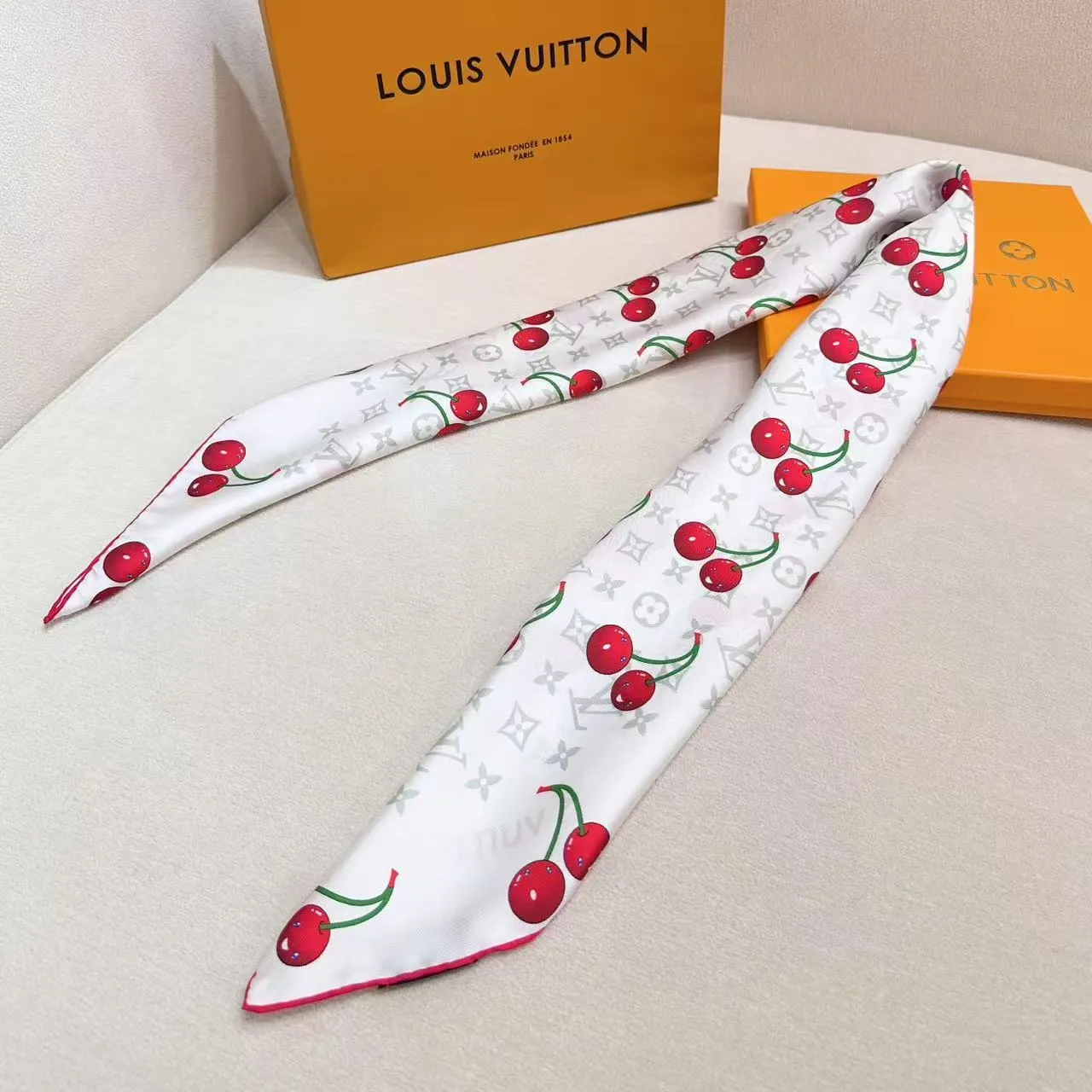Louis Vuitton 樱桃印花 Monogram 丝巾 3