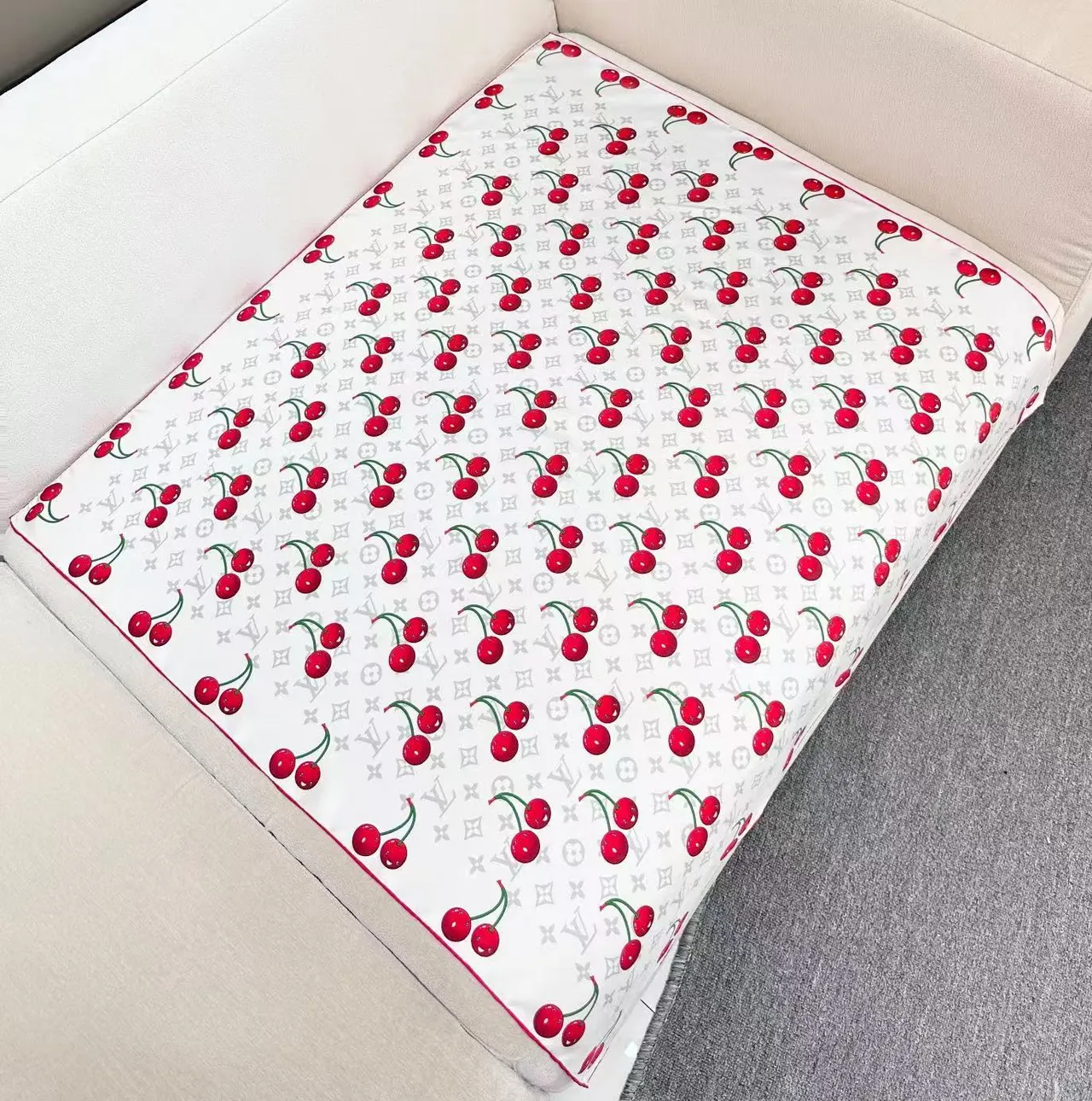 Louis Vuitton 樱桃印花 Monogram 丝巾 5