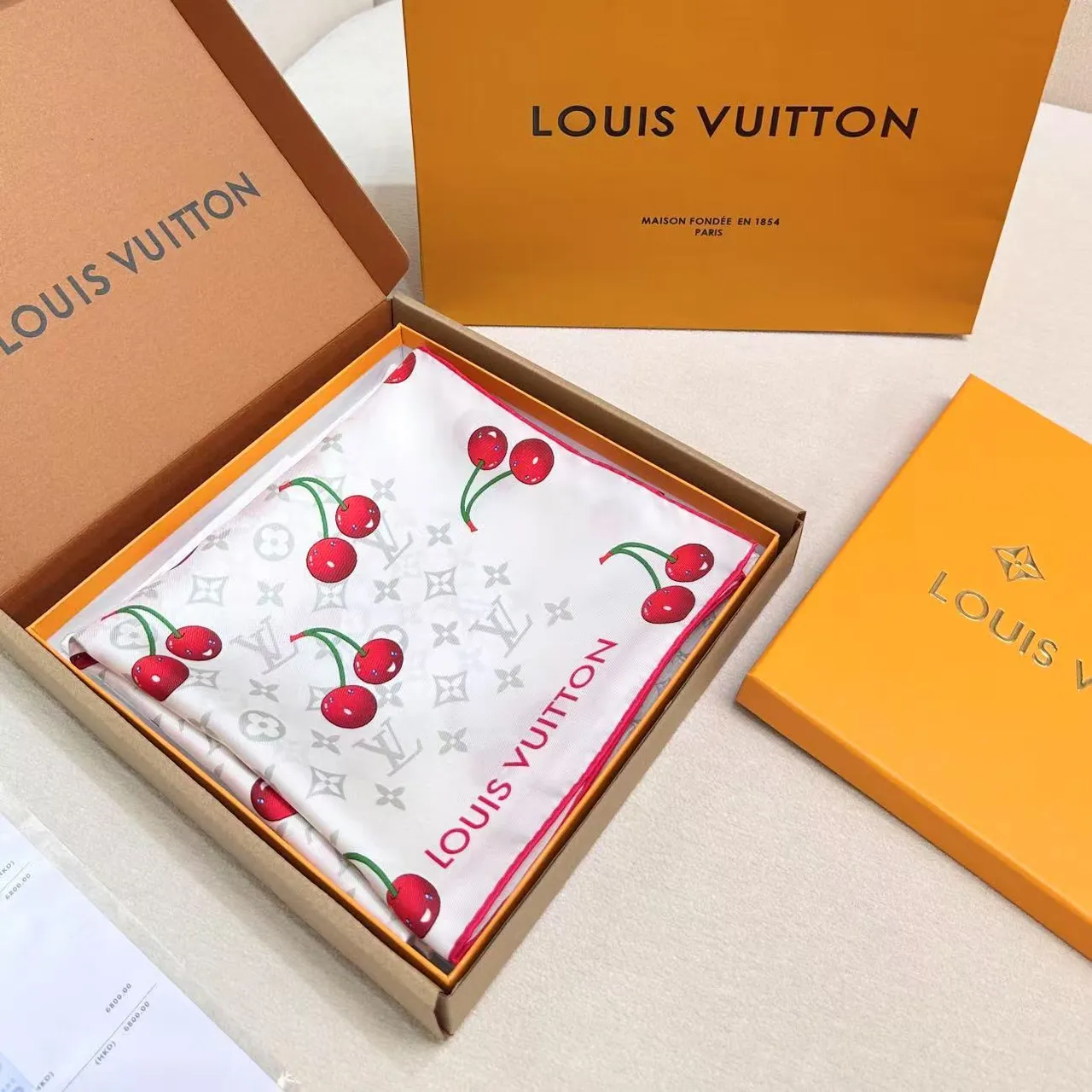 Louis Vuitton 樱桃印花 Monogram 丝巾 6