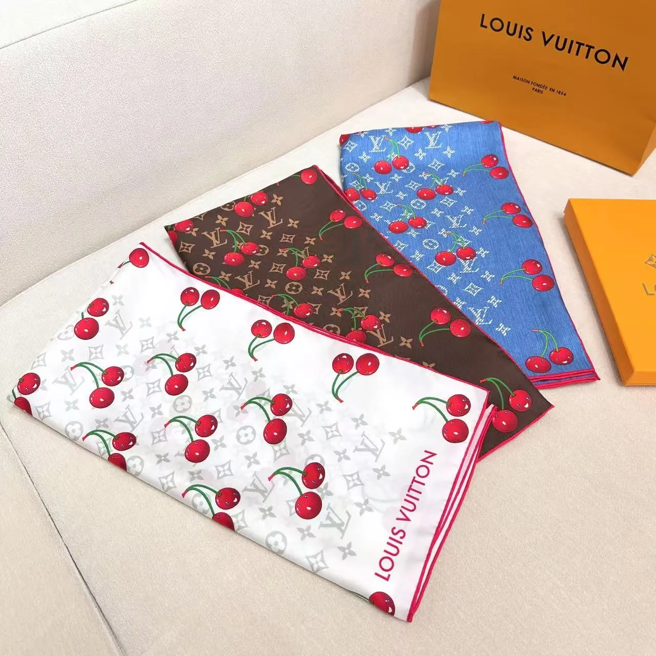 Louis Vuitton 樱桃印花 Monogram 丝巾 7