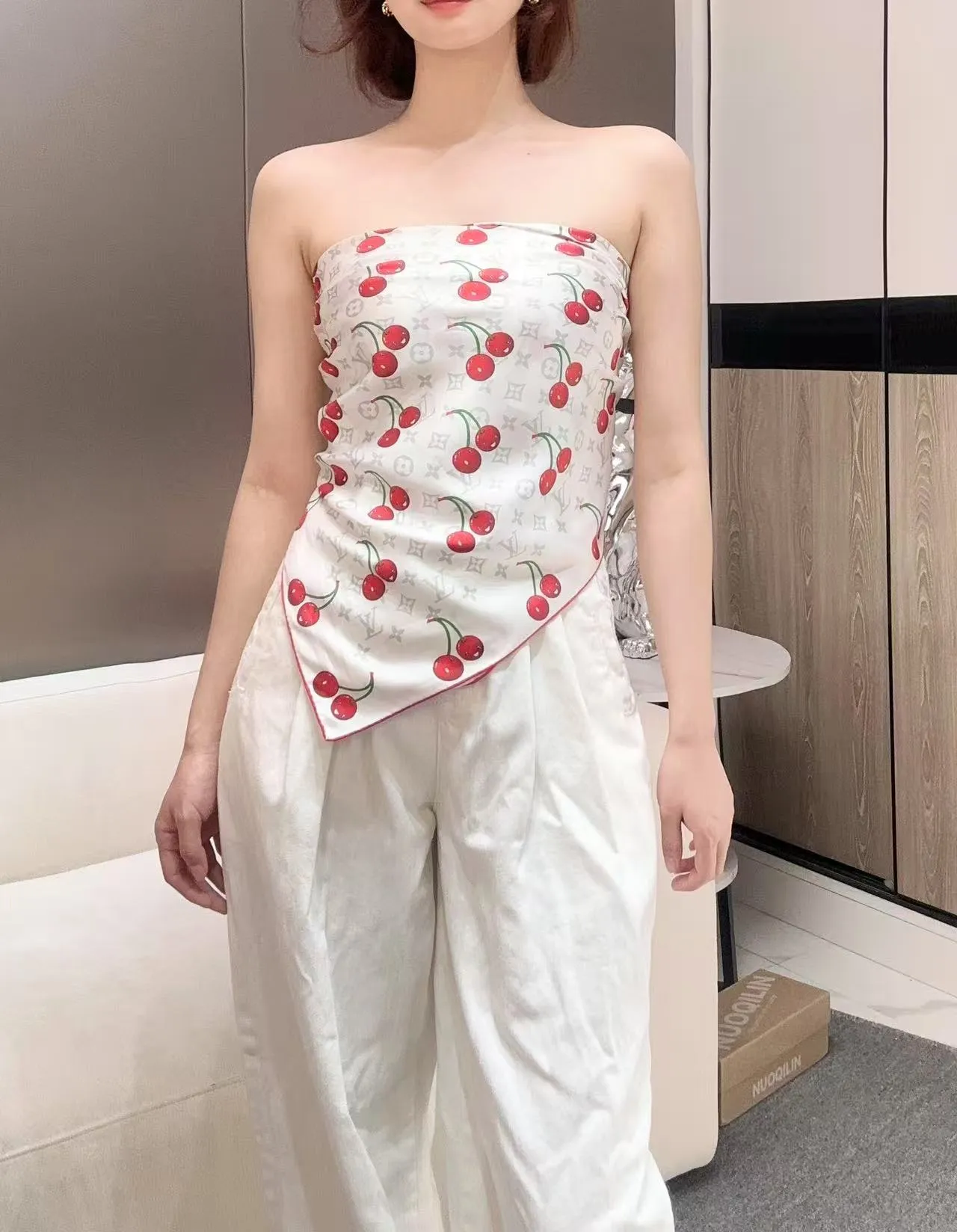 Louis Vuitton 樱桃印花 Monogram 丝巾 8
