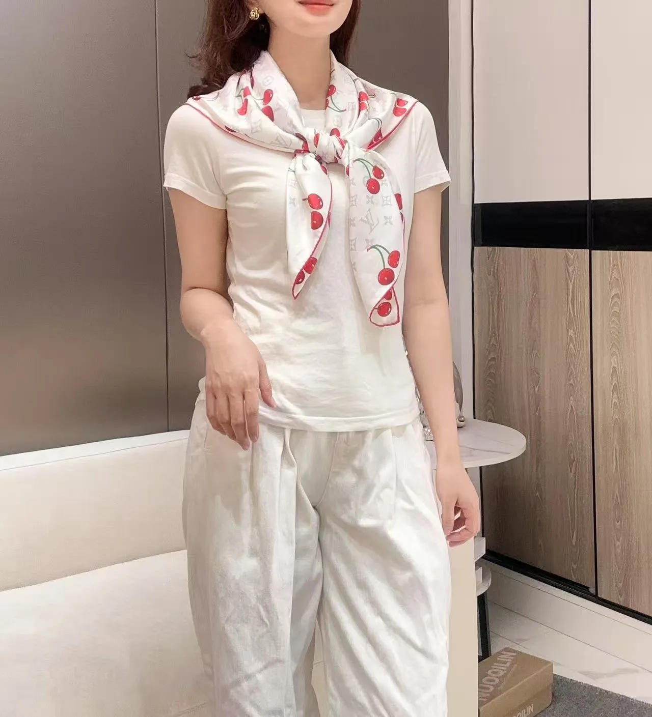 Louis Vuitton 樱桃印花 Monogram 丝巾 9