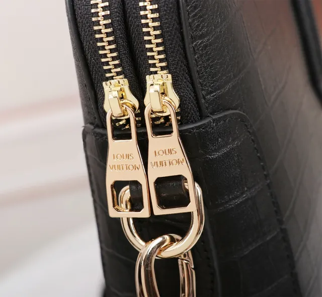 Louis Vuitton क्रॉक-एम्बॉस्ड काला बिजनेस हैंडबैग गोल्ड लेदर रिजिड रेक्टेंगुलर साइल्हूट बोस्टन बैग 6