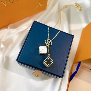 Louis Vuitton Colar Pendente de Dados Corrente Dourada Branca Duplo Pendente em Forma de Dado Esmaltado