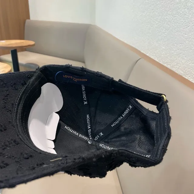 Louis Vuitton ছেঁড়া কালো LV ফুল মোটিফ বেসবল ক্যাপ 8