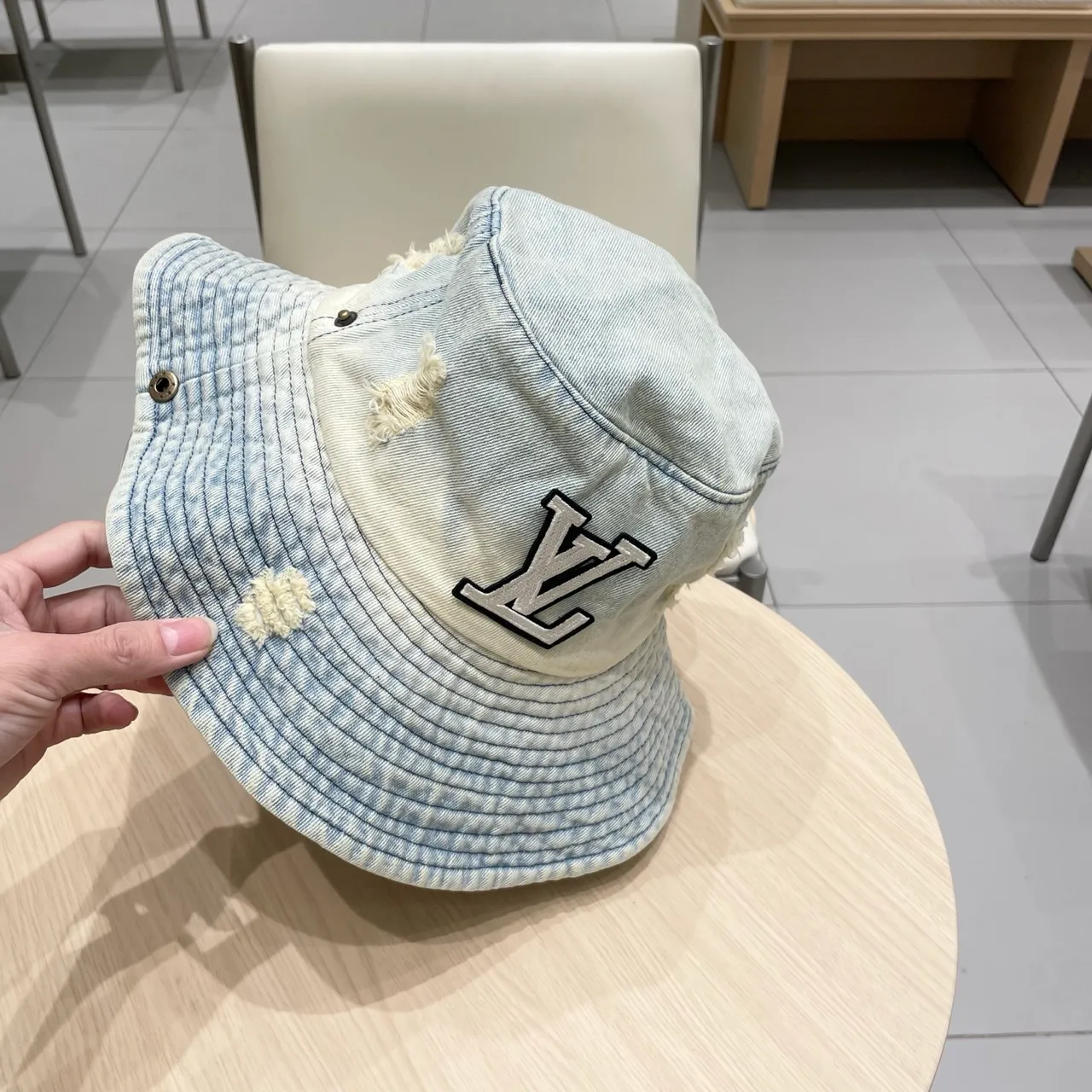 Louis Vuitton Jean Distressed Bordado Monograma Chapéu Bucket 3