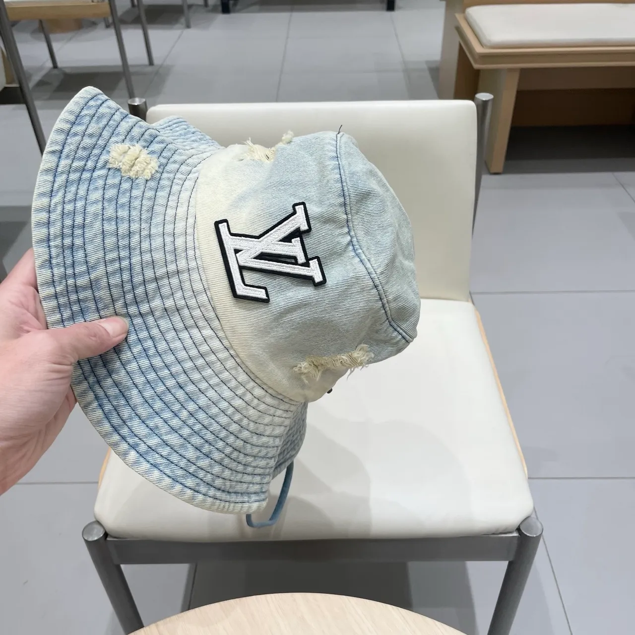 Louis Vuitton Jean Distressed Bordado Monograma Chapéu Bucket 4