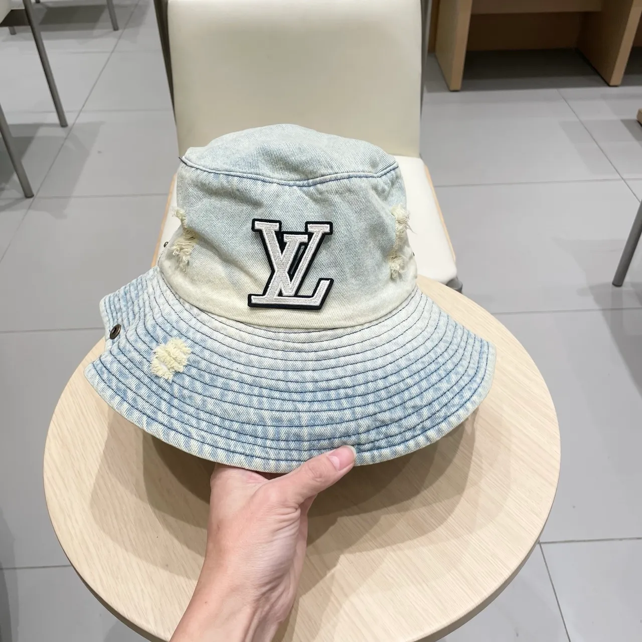 Louis Vuitton Jean Distressed Bordado Monograma Chapéu Bucket 5