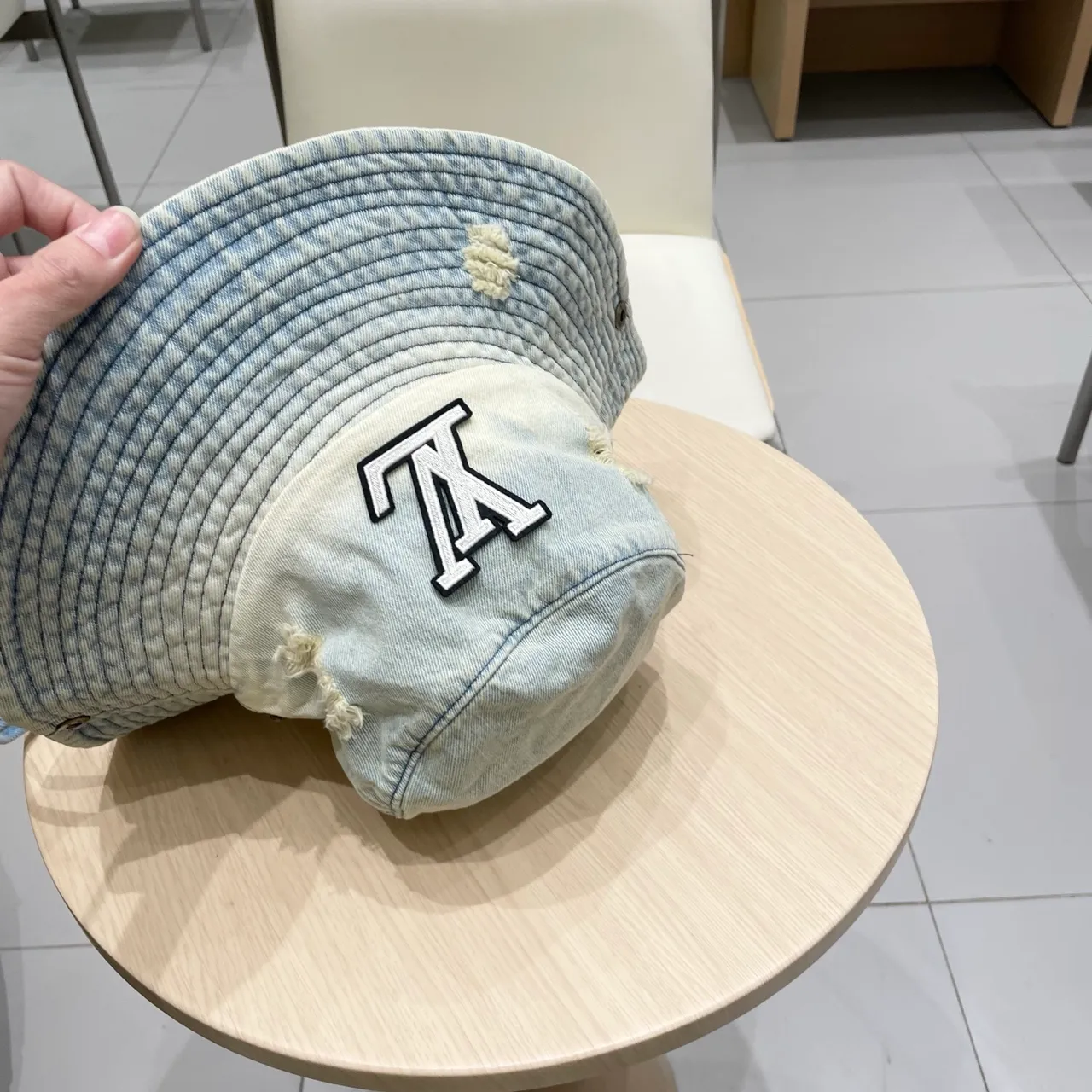 Louis Vuitton Jean Distressed Bordado Monograma Chapéu Bucket 7
