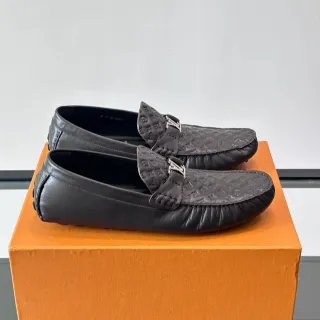 Louis Vuitton Driver Loafer मोनोग्राम एम्बॉस्ड चमड़े के लोफर्स