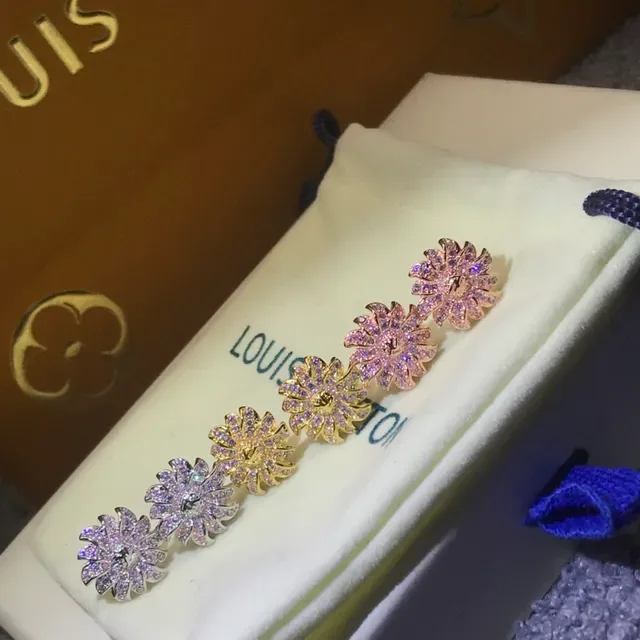 Louis Vuitton Brincos com Cristais Pavé Florais em Ouro 3