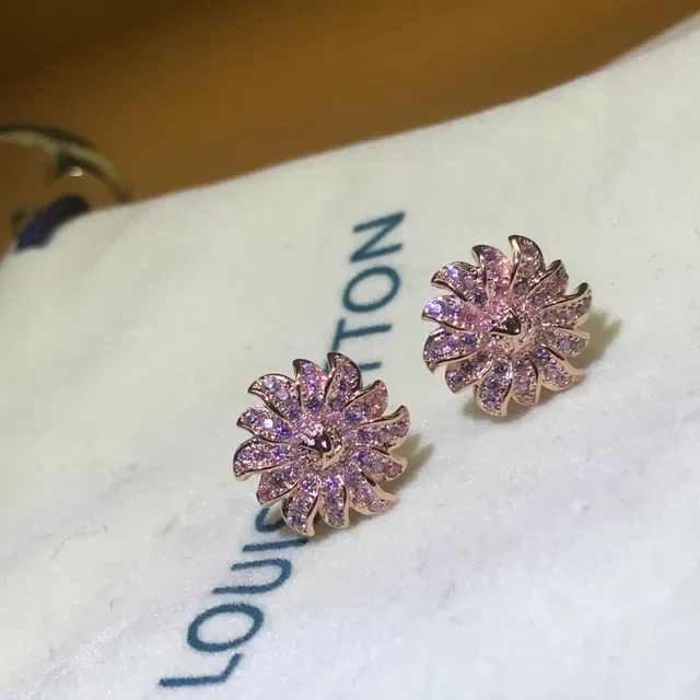 Louis Vuitton Brincos com Cristais Pavé Florais em Ouro 4