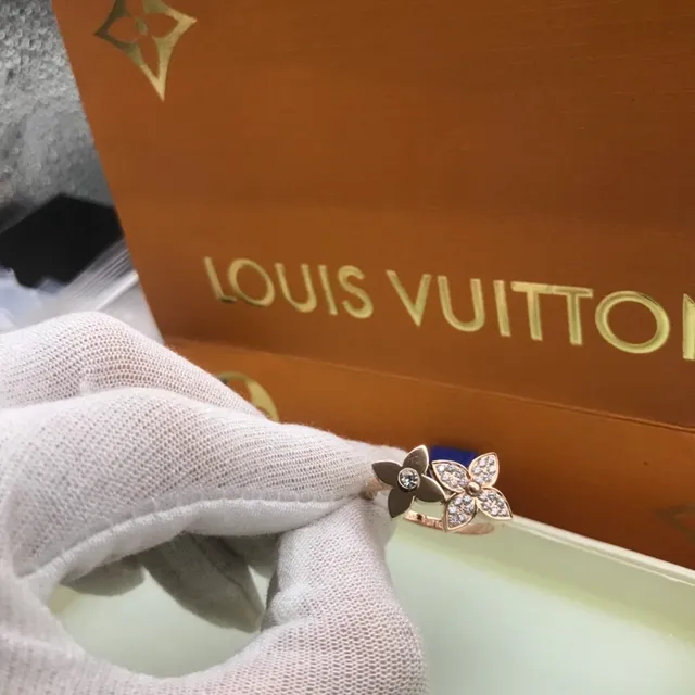 Louis Vuitton خاتم زهرة ذهب ثنائي اللون بارڤيه كريستال 3