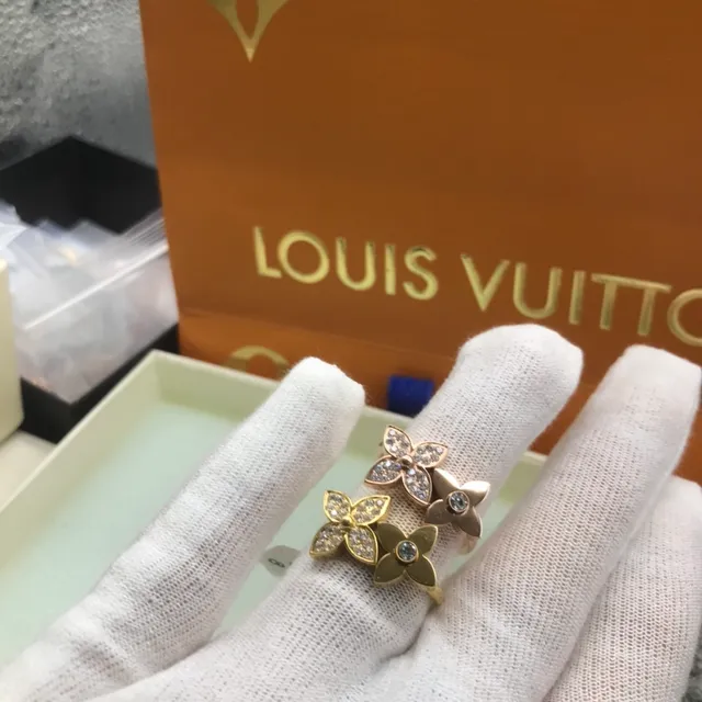 Louis Vuitton خاتم زهرة ذهب ثنائي اللون بارڤيه كريستال 4