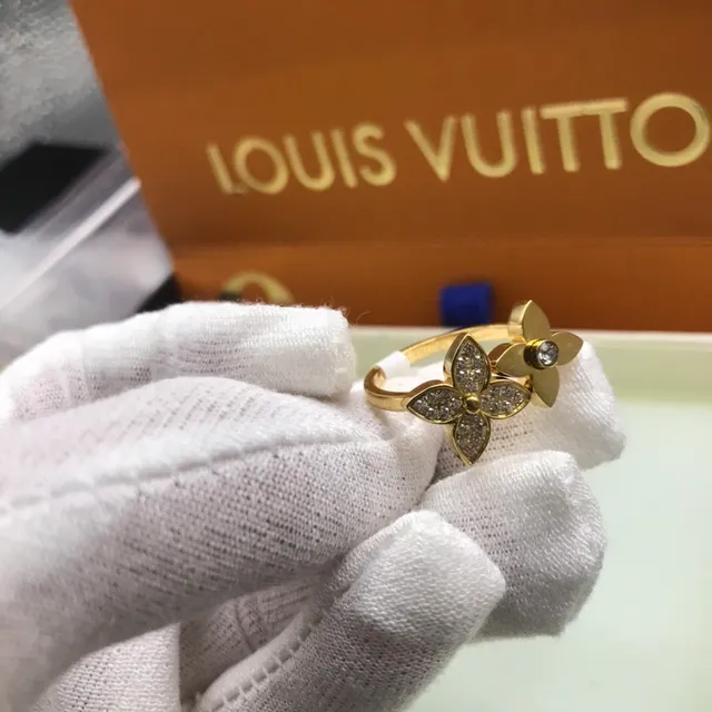 Louis Vuitton خاتم زهرة ذهب ثنائي اللون بارڤيه كريستال 5