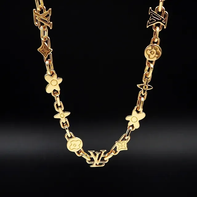Colar Louis Vuitton Corrente de Metal com Motivos Mixtos em Dourado 2