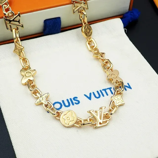 Colar Louis Vuitton Corrente de Metal com Motivos Mixtos em Dourado 3
