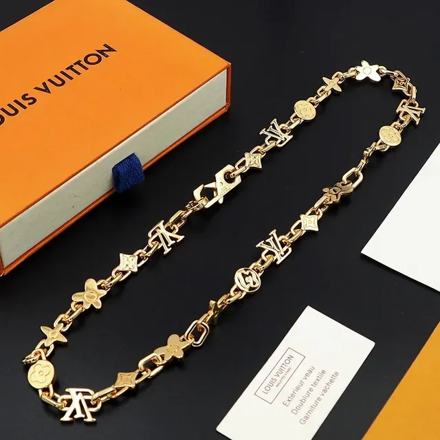 Colar Louis Vuitton Corrente de Metal com Motivos Mixtos em Dourado 5