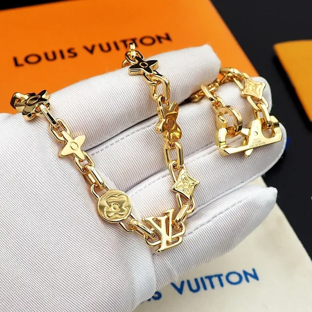 Colar Louis Vuitton Corrente de Metal com Motivos Mixtos em Dourado 7
