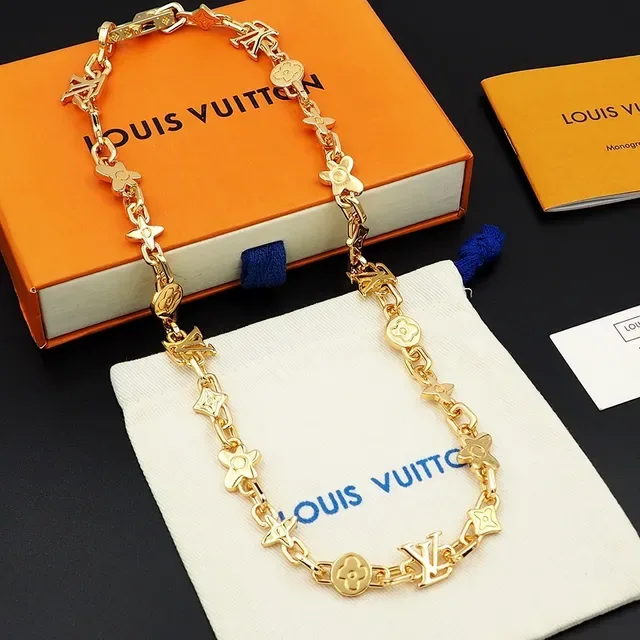 Colar Louis Vuitton Corrente de Metal com Motivos Mixtos em Dourado 8