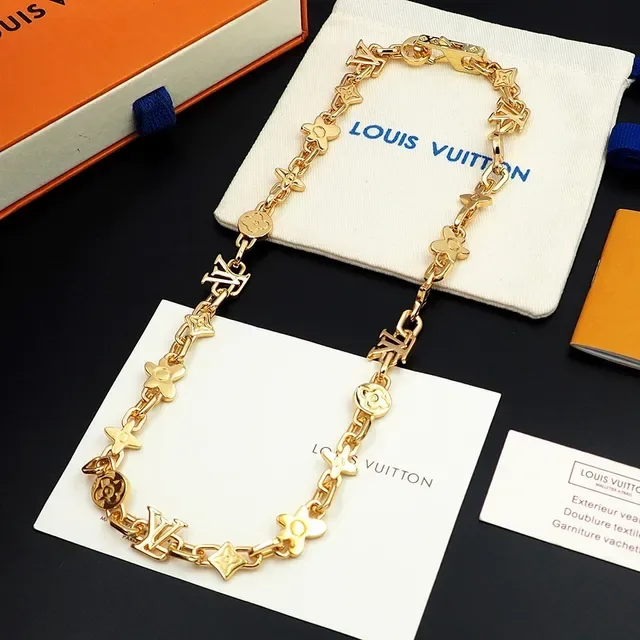 Colar Louis Vuitton Corrente de Metal com Motivos Mixtos em Dourado 10
