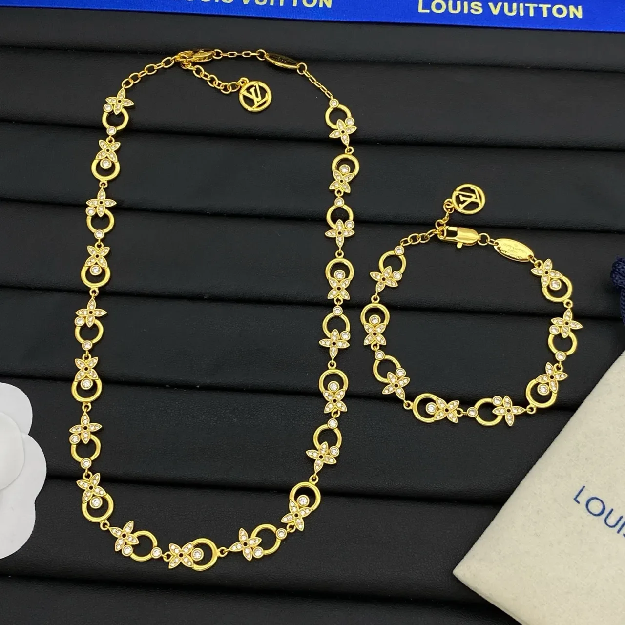 Colar Louis Vuitton Dourado Prata com cristais 2