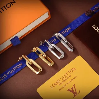 Brincos Louis Vuitton dourados e prateados com elos retangulares gravados com monograma