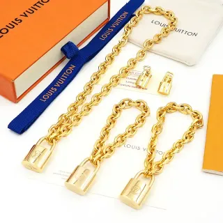 Colar Louis Vuitton Corrente com Cadeado Dourado