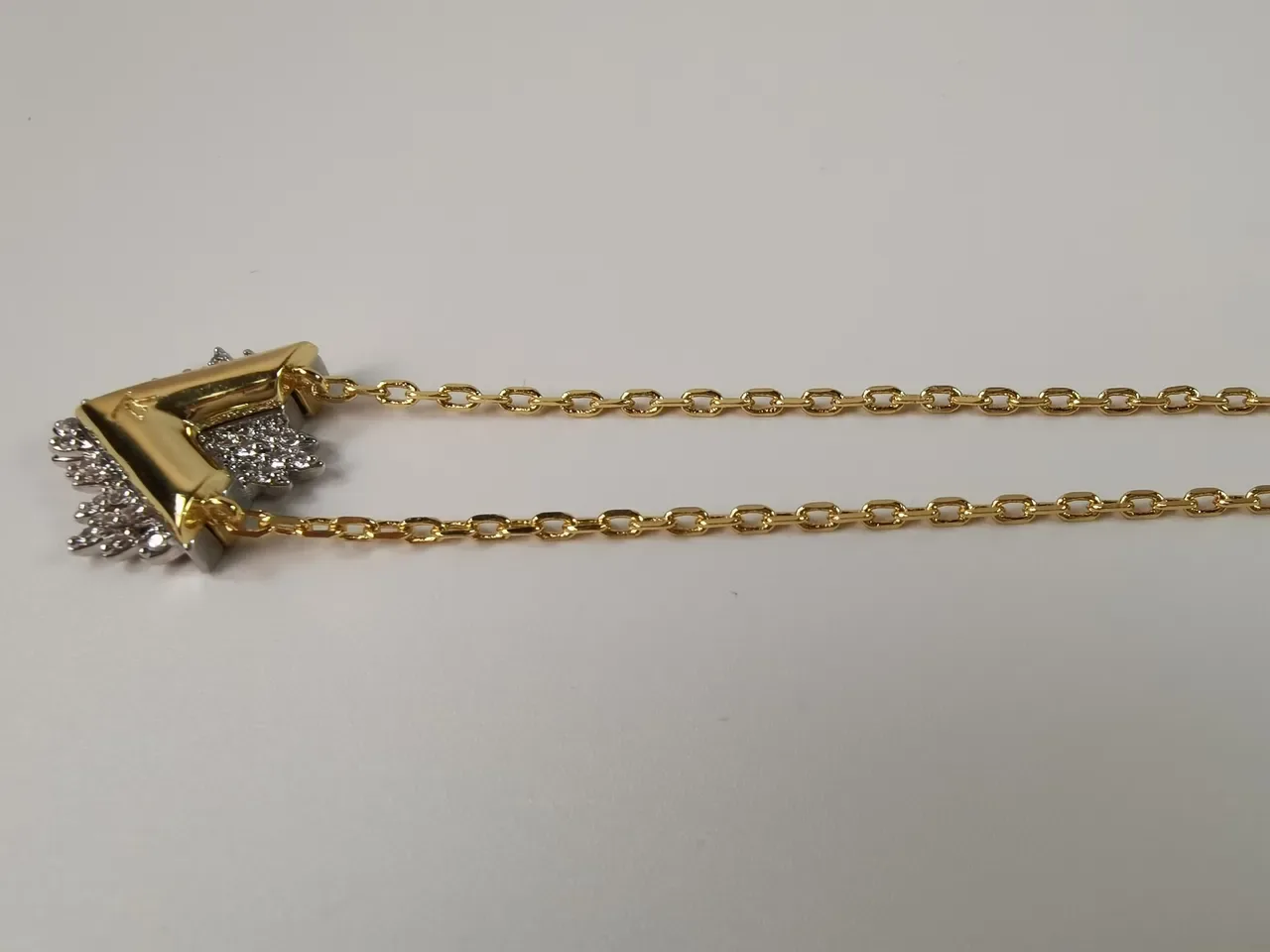 Louis Vuitton 金色 水晶 V 图案 项链 4