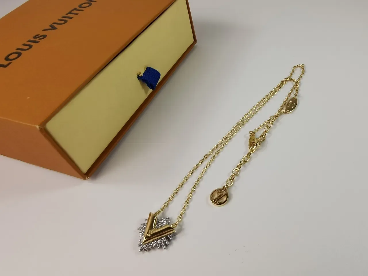 Louis Vuitton 金色 水晶 V 图案 项链 6