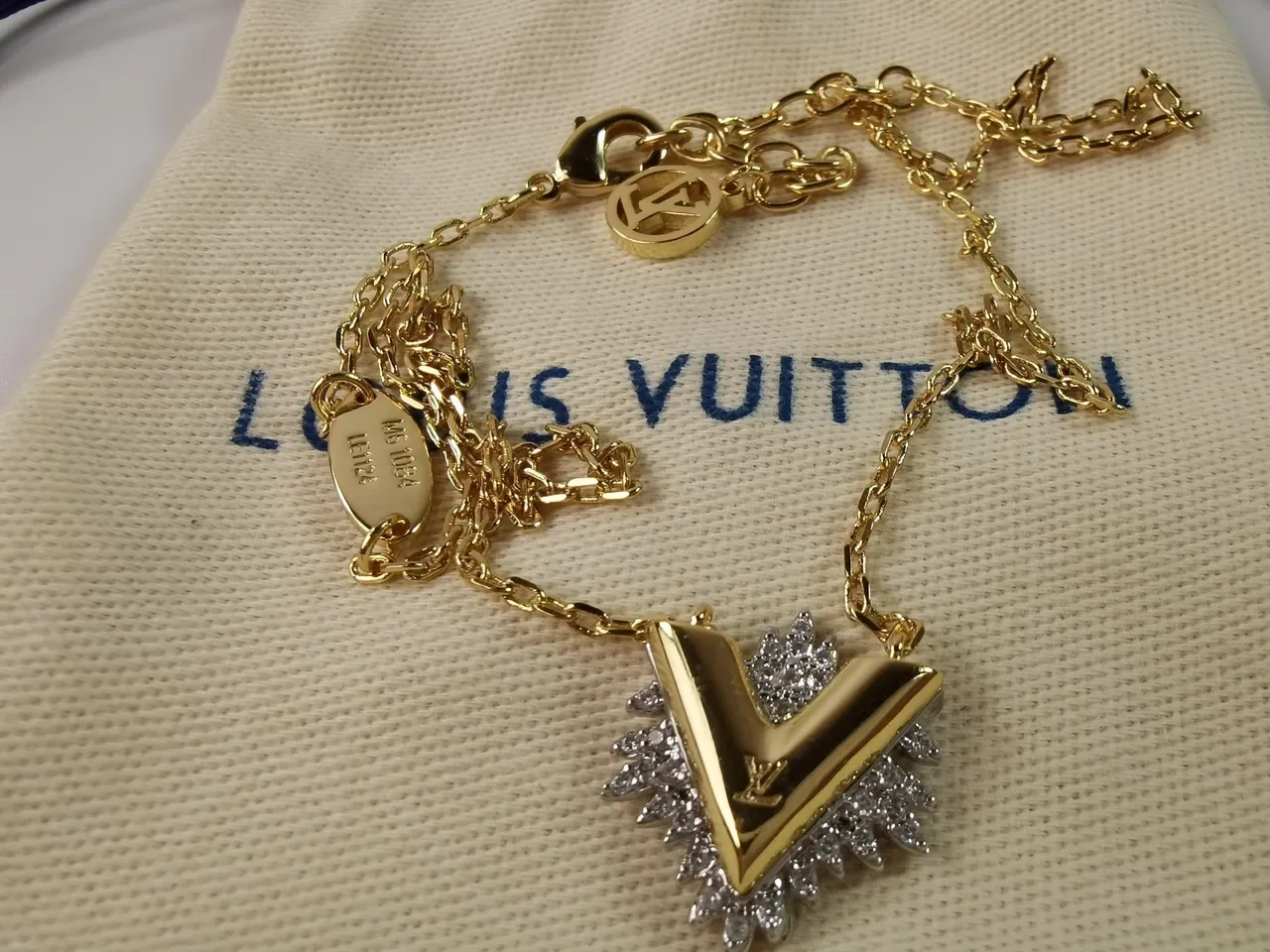 Louis Vuitton 金色 水晶 V 图案 项链 7