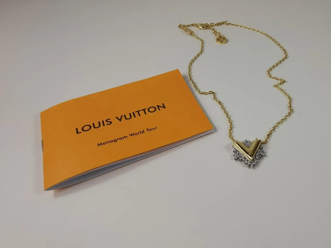 Louis Vuitton 金色 水晶 V 图案 项链 8
