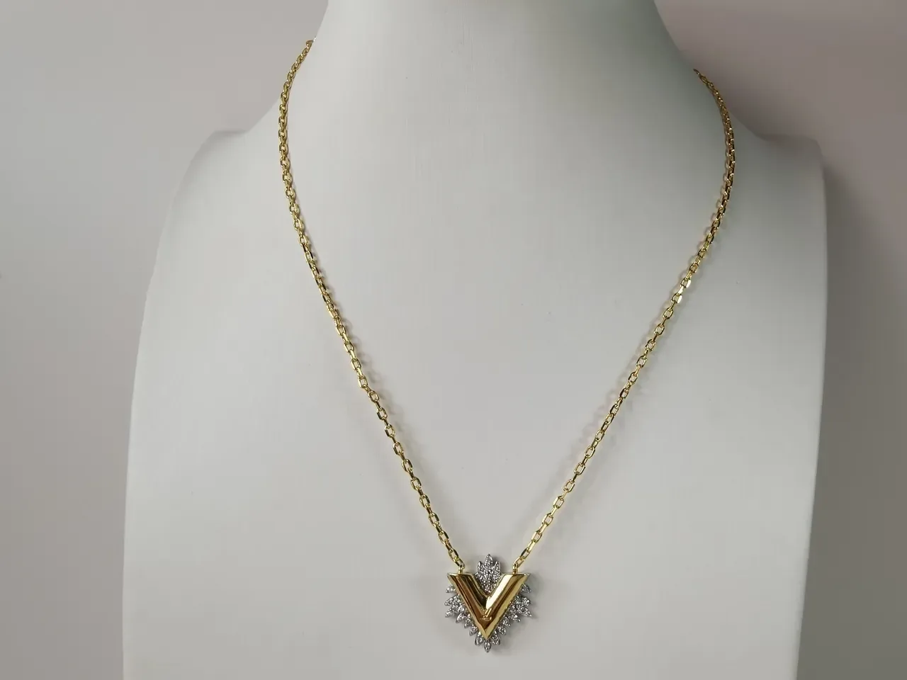 Louis Vuitton 金色 水晶 V 图案 项链 9