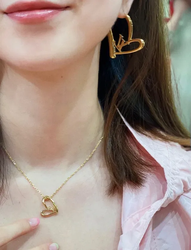 Louis Vuitton Colares com pingente de coração aberto e Monogram em dourado 5