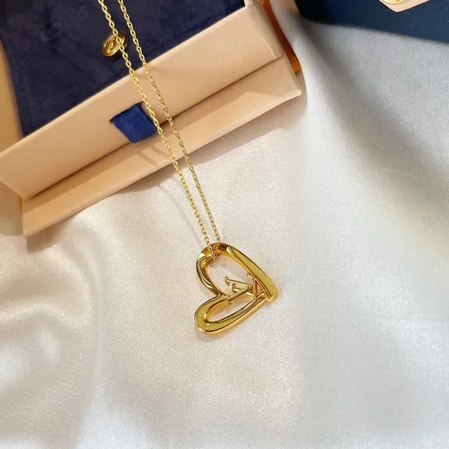 Louis Vuitton Colares com pingente de coração aberto e Monogram em dourado 7
