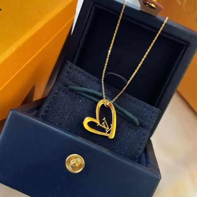 Louis Vuitton Colares com pingente de coração aberto e Monogram em dourado 8