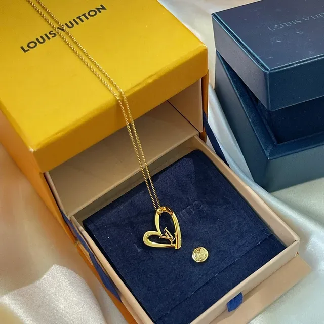 Louis Vuitton Colares com pingente de coração aberto e Monogram em dourado 9
