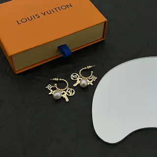 Louis Vuitton أقراط ذهبية اللون اللؤلؤية وتعويذة المونوغرام