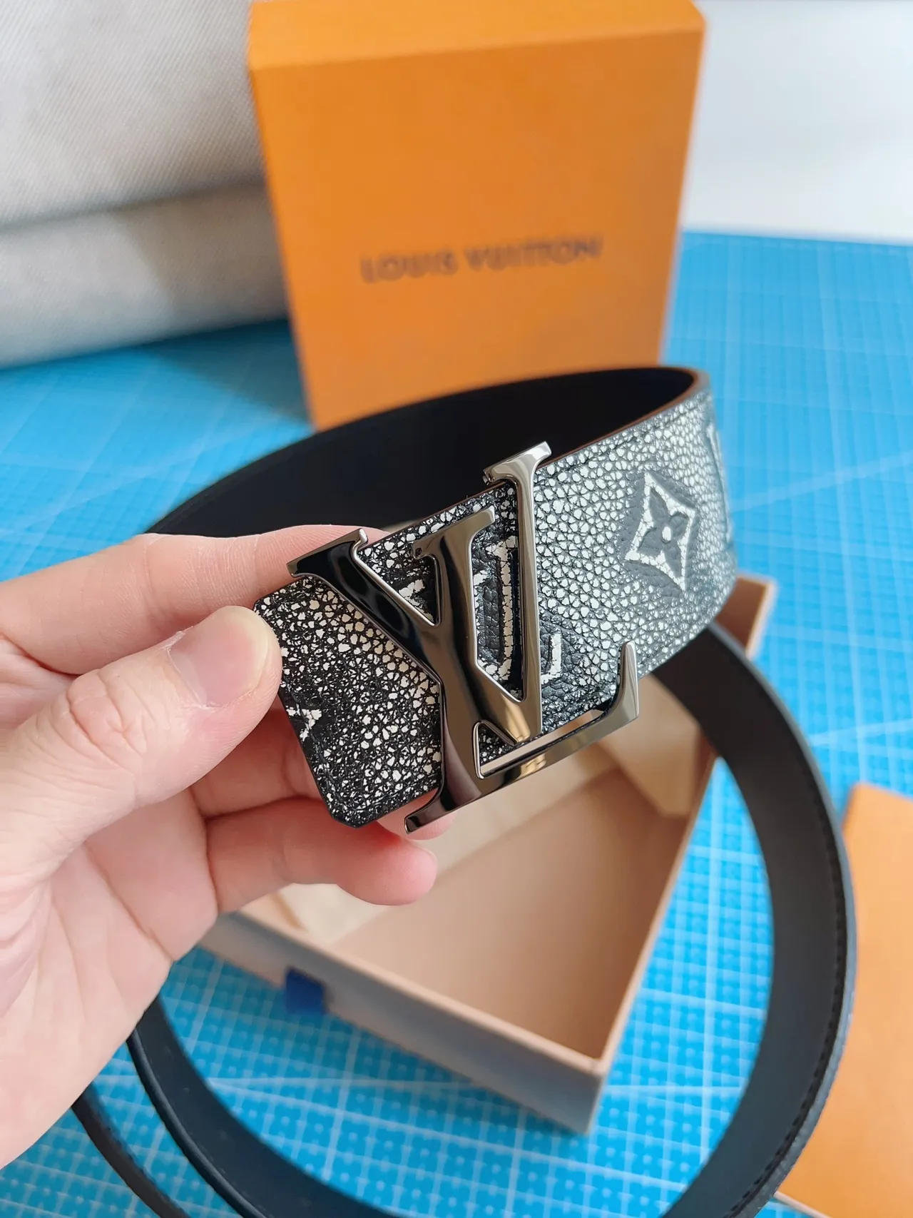 Louis Vuitton gris noir monogramme embossé texturisé finition style shagreen ceinture en cuir 2