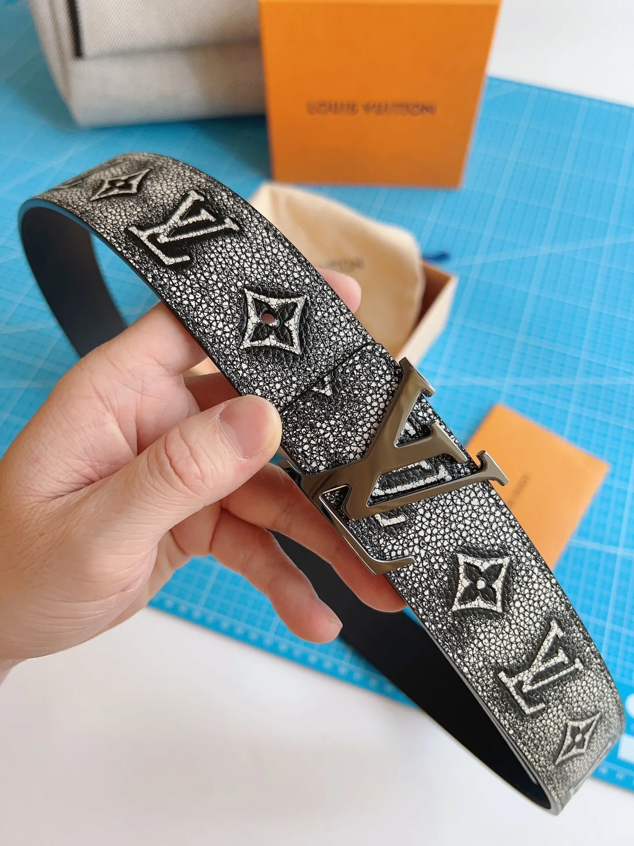 Louis Vuitton gris noir monogramme embossé texturisé finition style shagreen ceinture en cuir 3