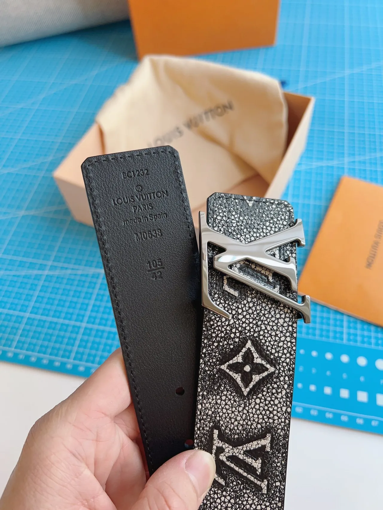 Louis Vuitton gris noir monogramme embossé texturisé finition style shagreen ceinture en cuir 4