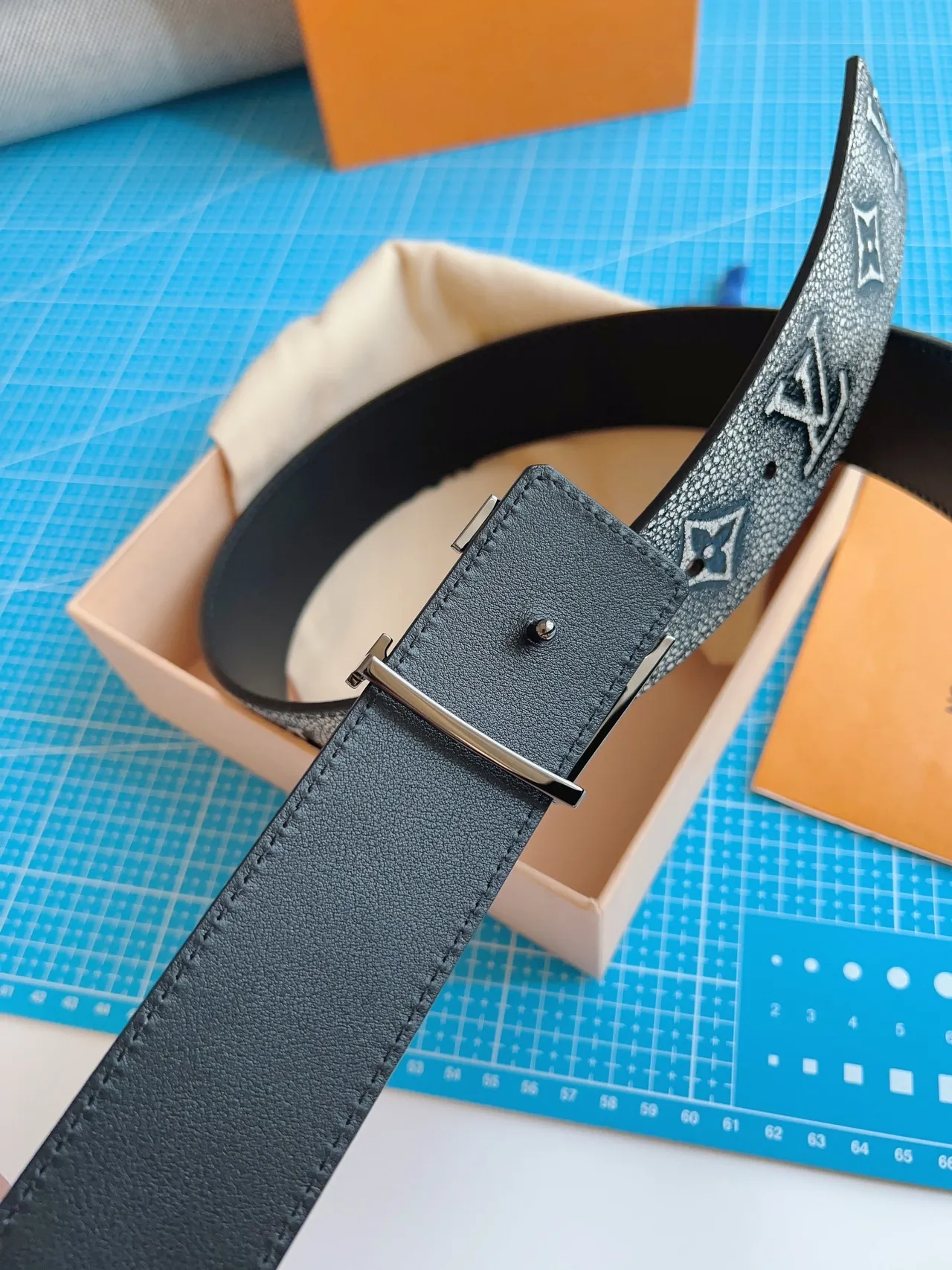 Louis Vuitton gris noir monogramme embossé texturisé finition style shagreen ceinture en cuir 5