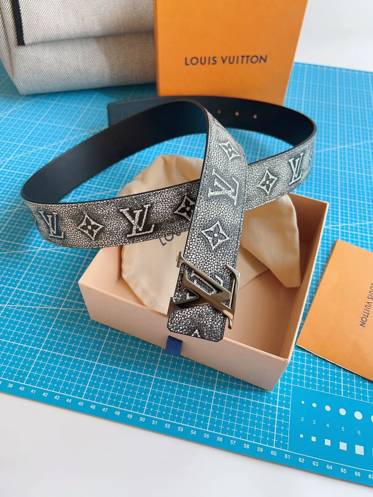 Louis Vuitton gris noir monogramme embossé texturisé finition style shagreen ceinture en cuir 6