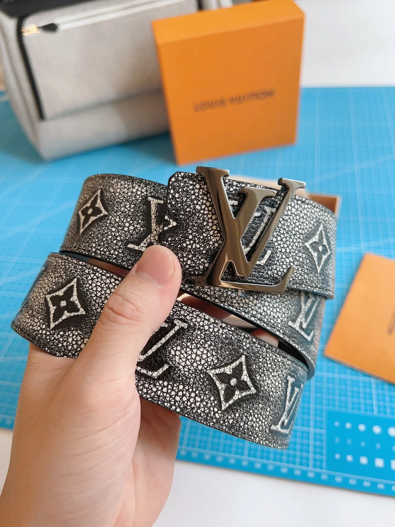 Louis Vuitton gris noir monogramme embossé texturisé finition style shagreen ceinture en cuir 7