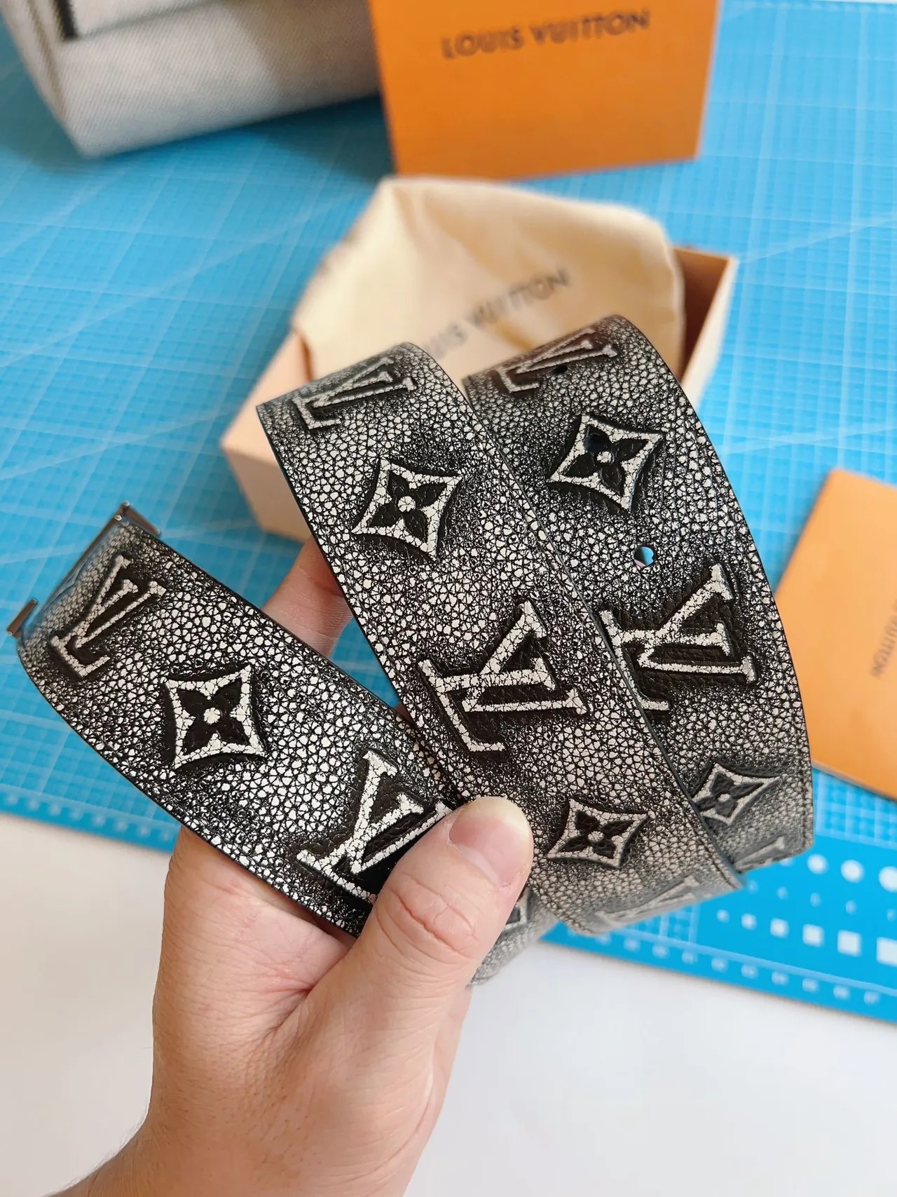 Louis Vuitton gris noir monogramme embossé texturisé finition style shagreen ceinture en cuir 9