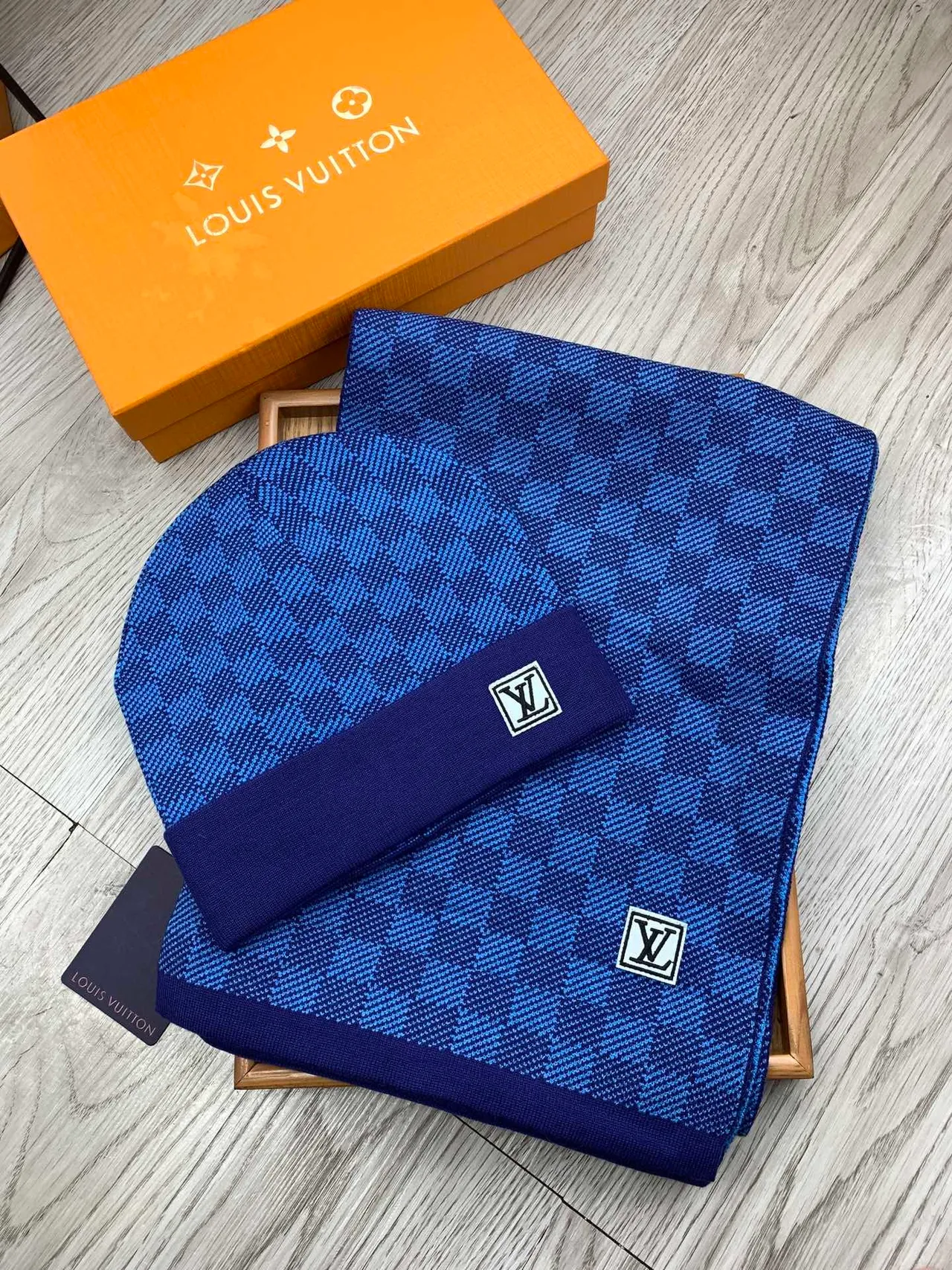 Louis Vuitton ধূসর বাদামী নিট রিবড কাফ বিনি 2