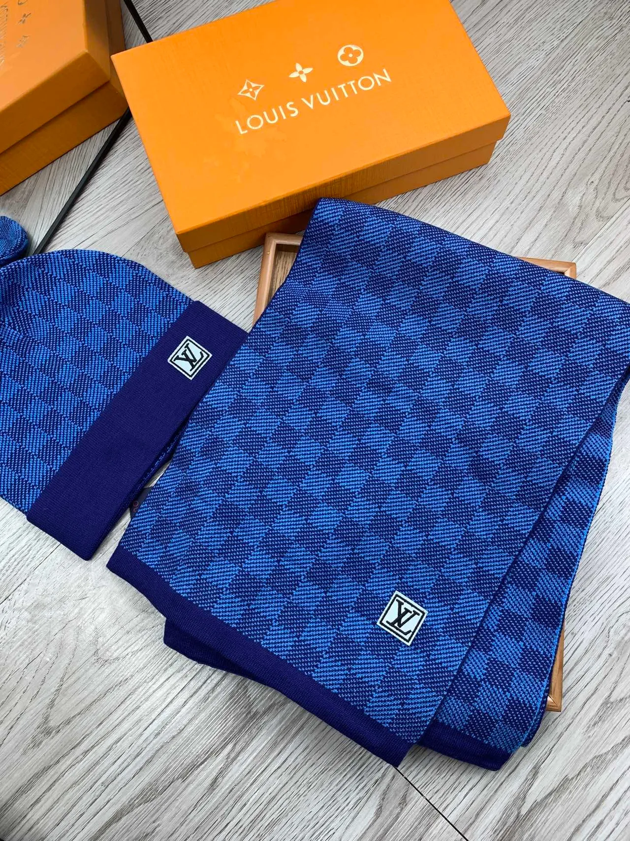 Louis Vuitton ধূসর বাদামী নিট রিবড কাফ বিনি 3